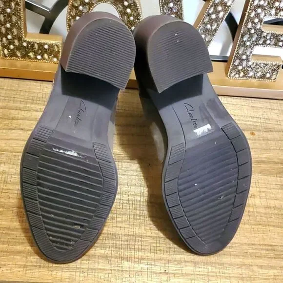 Clarks Women's Leather Healed Ankle Fall Winter Boots Side Zip Dark Taupe Sz 8 - Picture 10 of 12